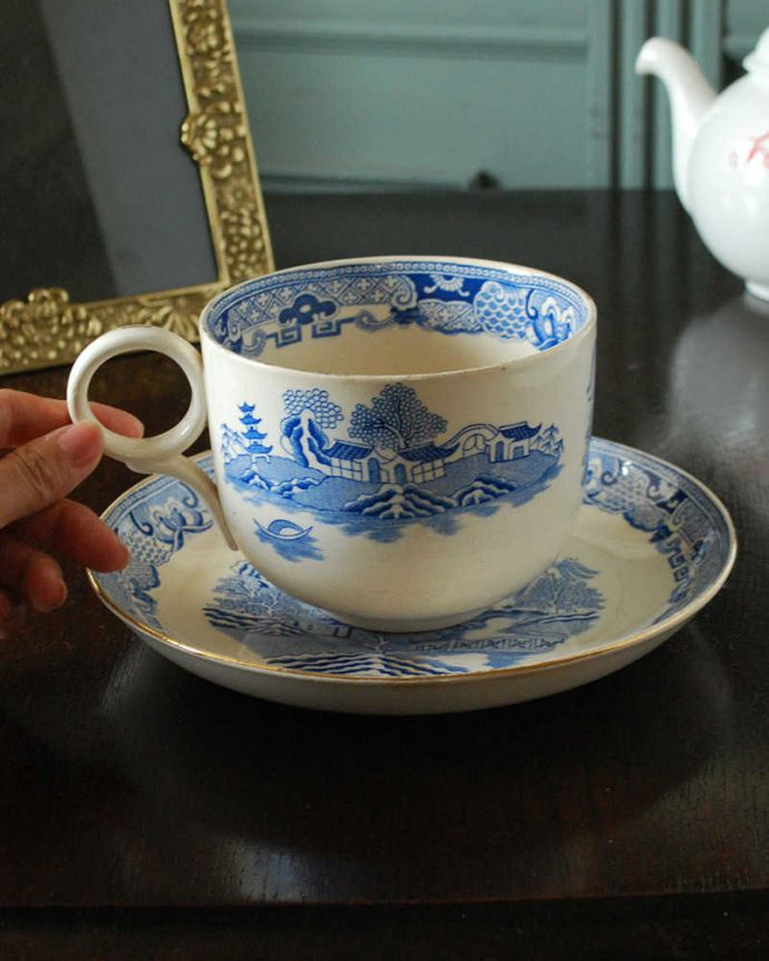アンティーク 陶磁器の雑貨　アンティーク雑貨　英国伝統のウィローパターンが美しいアンティークのカップ＆ソーサー。お茶の時間をもっと優雅に･･･眺めているだけじゃもったいないので、実用的に使って下さい。(m-2946-z)