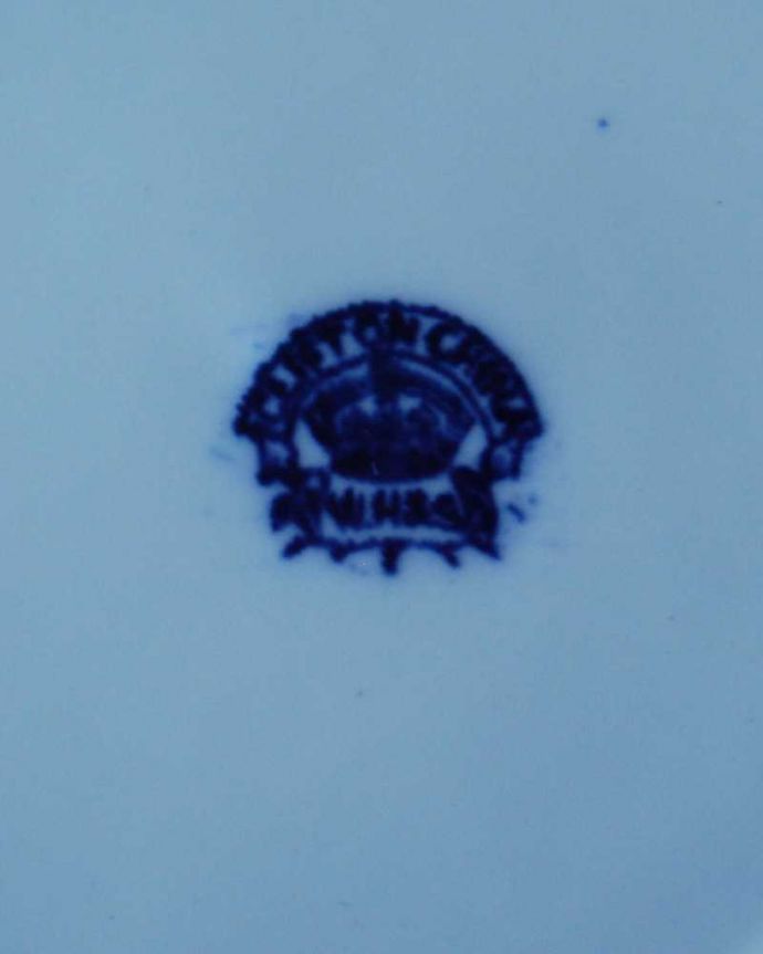 アンティーク 陶磁器の雑貨　アンティーク雑貨　英国伝統のウィローパターンが美しいアンティークのプレート。裏側には品質の証製造メーカー保証の意味がこもった窯印、ポーセリンマークがあります。(m-2948-z)
