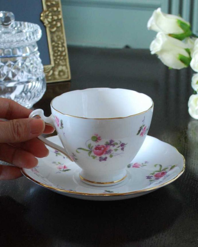 アンティーク 陶磁器の雑貨　アンティーク雑貨　英国で見つけたアンティークカップ＆ソーサー、ピンクローズのColclough （コルクラフ）。お茶の時間をもっと優雅に･･･眺めているだけじゃもったいないので、実用的に使って下さい。(m-2950-z)