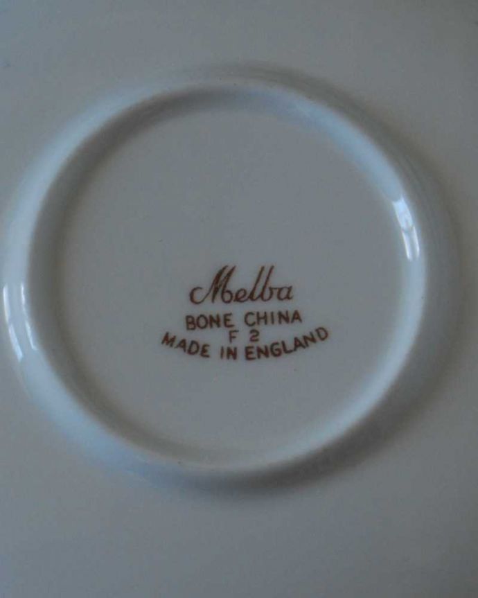 アンティーク 陶磁器の雑貨　アンティーク雑貨　ピンクローズの英国アンティーク陶磁器、ボーンチャイナのカップ＆ソーサー。裏側には品質の証製造メーカー保証の意味がこもった窯印、ポーセリンマークがあります。(m-2952-z)