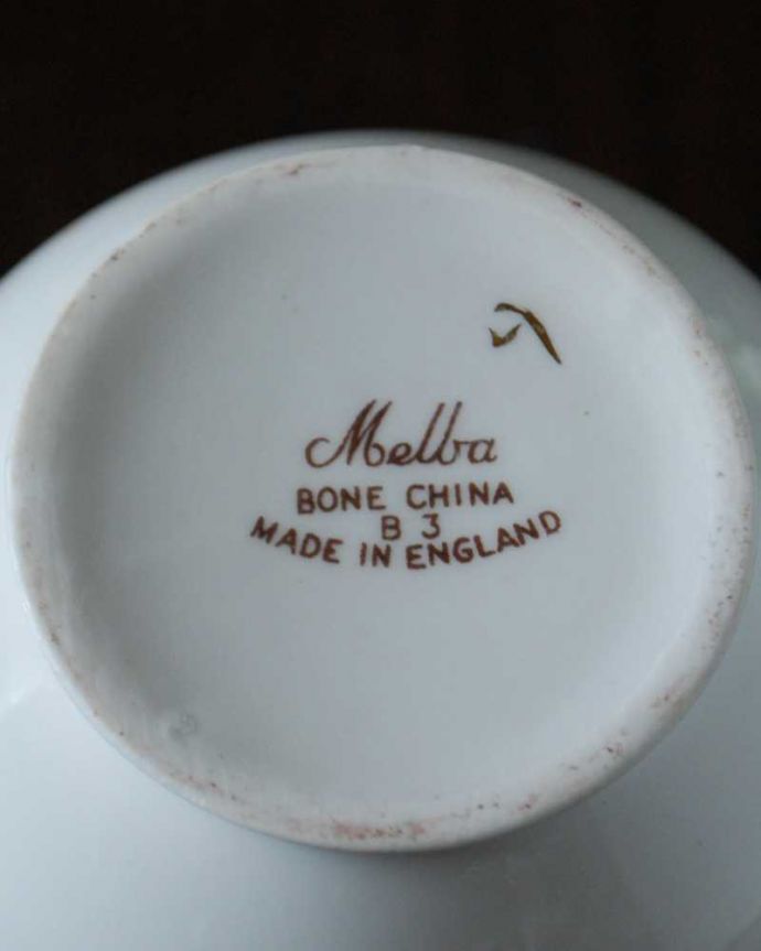 アンティーク 陶磁器の雑貨　アンティーク雑貨　ピンクローズの英国アンティーク陶磁器、ボーンチャイナのミルクポット。裏側には品質の証製造メーカー保証の意味がこもった窯印、ポーセリンマークがあります。(m-2955-z)