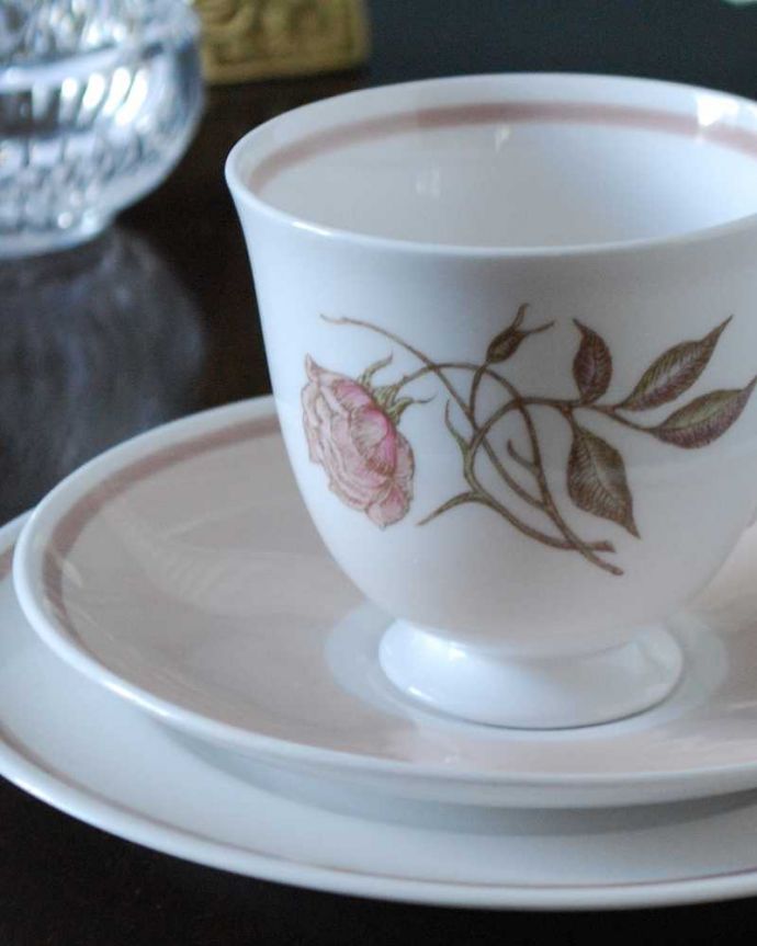 スージークーパー　アンティーク雑貨　ピンクのバラが美しいスージークーパーのアンティークカップ＆ソーサー（タリスマン）。お守りと言う名前の付いた薔薇の花繊細で優美に咲く薔薇の花が美しい「タリスマン」お守りと言う名前らしく女性らしく見守ってくれている雰囲気のデザインです。(m-2963-z)