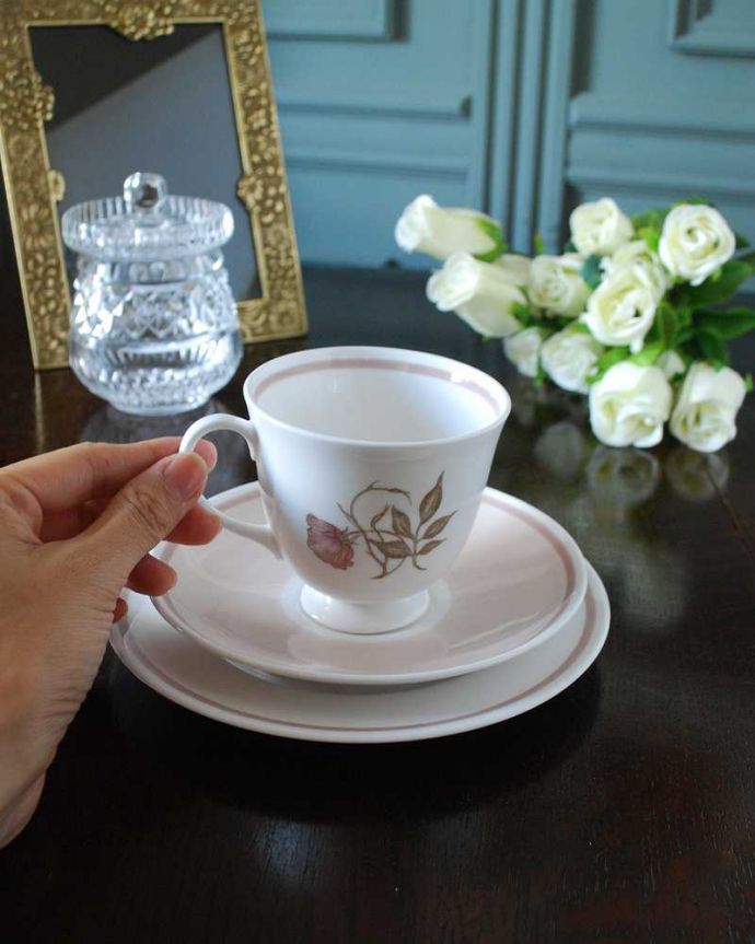 スージークーパー　アンティーク雑貨　ピンクのバラが美しいスージークーパーのアンティークカップ＆ソーサー（タリスマン）。お茶の時間をもっと優雅に･･･眺めているだけじゃもったいないので、実用的に使って下さい。(m-2963-z)