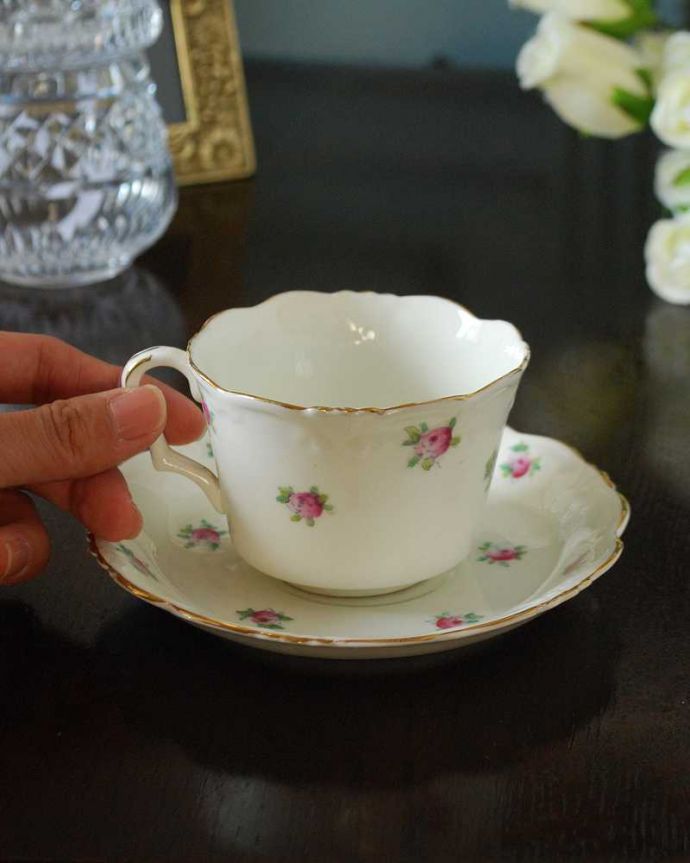 アンティーク 陶磁器の雑貨　アンティーク雑貨　イギリスから到着した陶磁器、小さな薔薇が可愛いアンティークカップ＆ソーサー（COLLINGWOOD）。お茶の時間をもっと優雅に･･･眺めているだけじゃもったいないので、実用的に使って下さい。(m-2964-z)