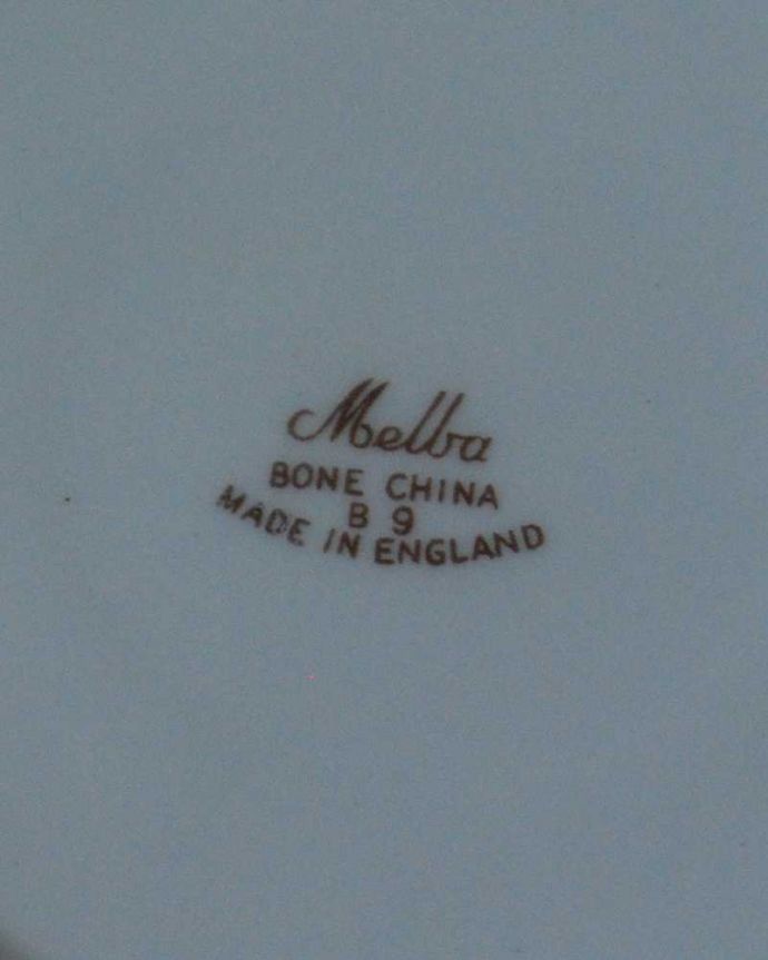 アンティーク 陶磁器の雑貨　アンティーク雑貨　ピンクローズの英国アンティーク陶磁器、ボーンチャイナのプレート。裏側には品質の証製造メーカー保証の意味がこもった窯印、ポーセリンマークがあります。(m-2966-z)