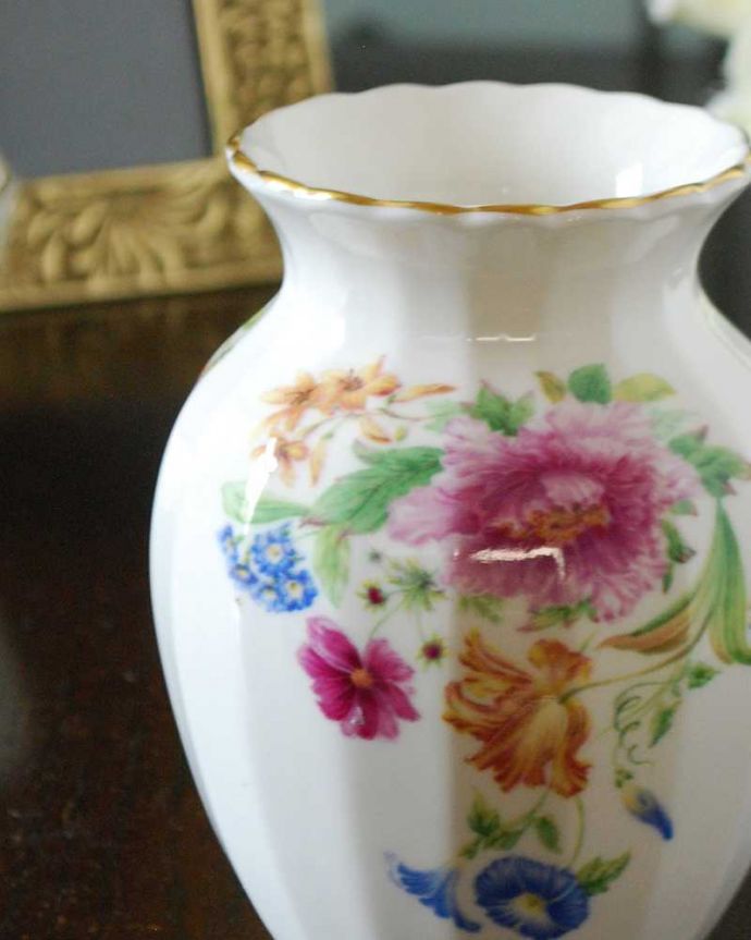 アンティーク 陶磁器の雑貨　アンティーク雑貨　お花模様が素敵なロイヤルドルトンのアンティークのフラワーベース（花器）。普段の生活に華を添えてくれるアンティークガーデニングの国、イギリスらしい花器。(m-2971-z)