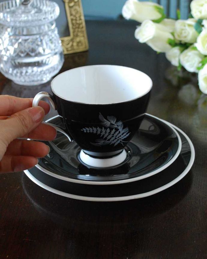 アンティーク 陶磁器の雑貨　アンティーク雑貨　ロイヤルアルバート社（ナイト＆デイ）アンティークのカップ＆ソーサートリオ。お茶の時間をもっと優雅に･･･眺めているだけじゃもったいないので、実用的に使って下さい。(m-2974-z)