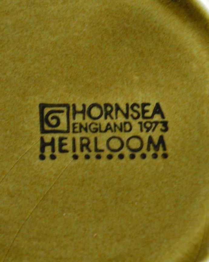 Hornsea（ホーンジー）　アンティーク雑貨　ホーンジー社ミルクピッチャー、HORNSEA「エアルーム」シリーズ（レイクランドグリーン)。裏側には品質の証製造メーカー保証の意味がこもった窯印、ポーセリンマークがあります。(m-2984-z)