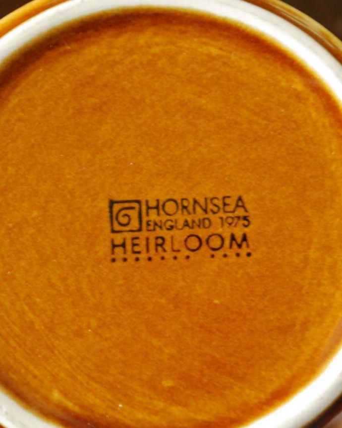 Hornsea（ホーンジー）　アンティーク雑貨　ホーンジー社ミルクポット、HORNSEA「エアルーム」シリーズ（オータムブラウン） 。裏側には品質の証製造メーカー保証の意味がこもった窯印、ポーセリンマークがあります。(m-2989-z)