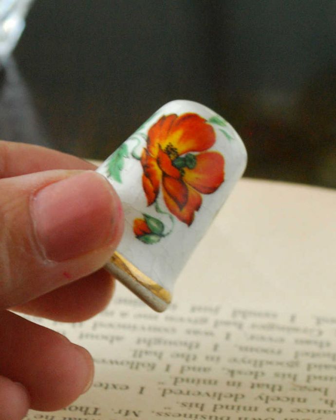 アンティーク 陶磁器の雑貨　アンティーク雑貨　鮮やかなオレンジのケシの花が咲き誇るアンティークのシンブル。コレクションしたくなる可愛らしさ指の帽子（finger hat)とも呼ばれるコロンとした形。(m-3001-z)