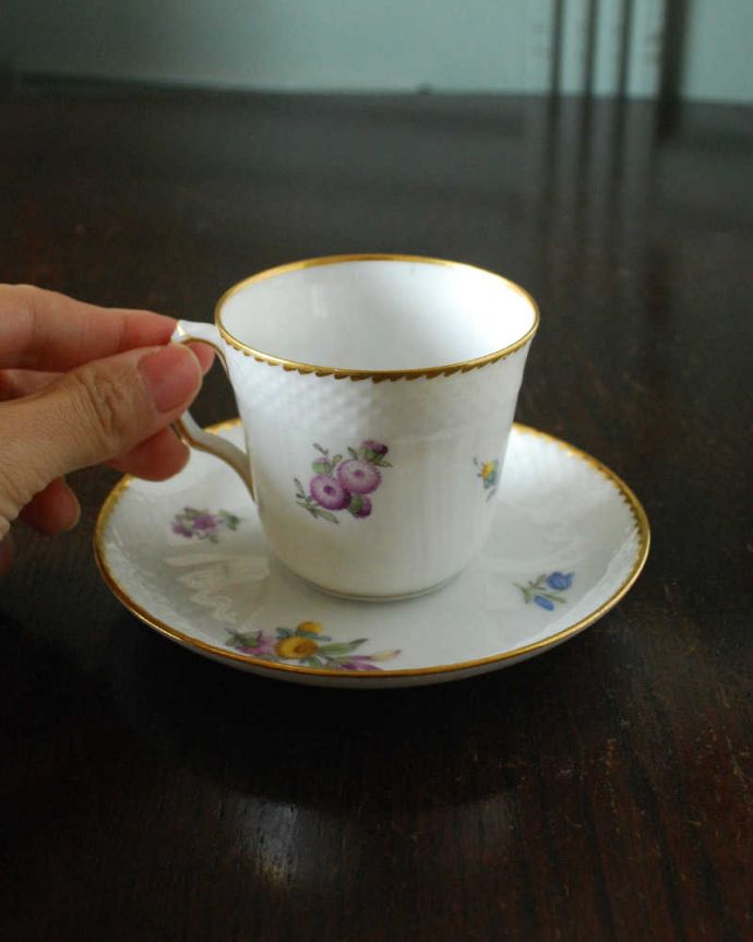 アンティーク 陶磁器の雑貨　アンティーク雑貨　色とりどりの可愛いお花が華やかなアンティークカップ＆ソーサー （ロイヤルコペンハーゲン）。お茶の時間をもっと優雅に･･･眺めているだけじゃもったいないので、実用的に使って下さい。(m-3005-z)
