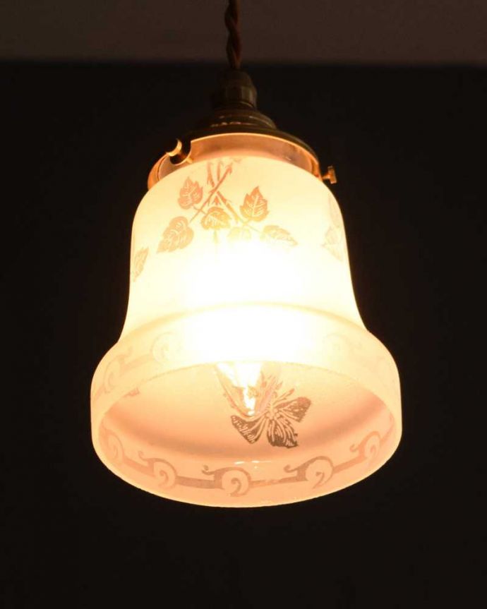 ペンダントライト　照明・ライティング　可愛いお花模様が浮かびあがるアンティークペンダントライト　シェード(コード・シャンデリア電球・ギャラリーA付き)。。(m-3006-z)