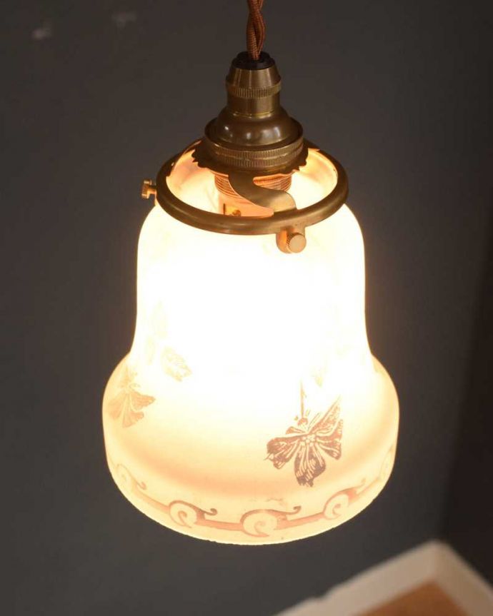 ペンダントライト　照明・ライティング　可愛いお花模様が浮かびあがるアンティークペンダントライト　シェード(コード・シャンデリア電球・ギャラリーA付き)。。(m-3006-z)