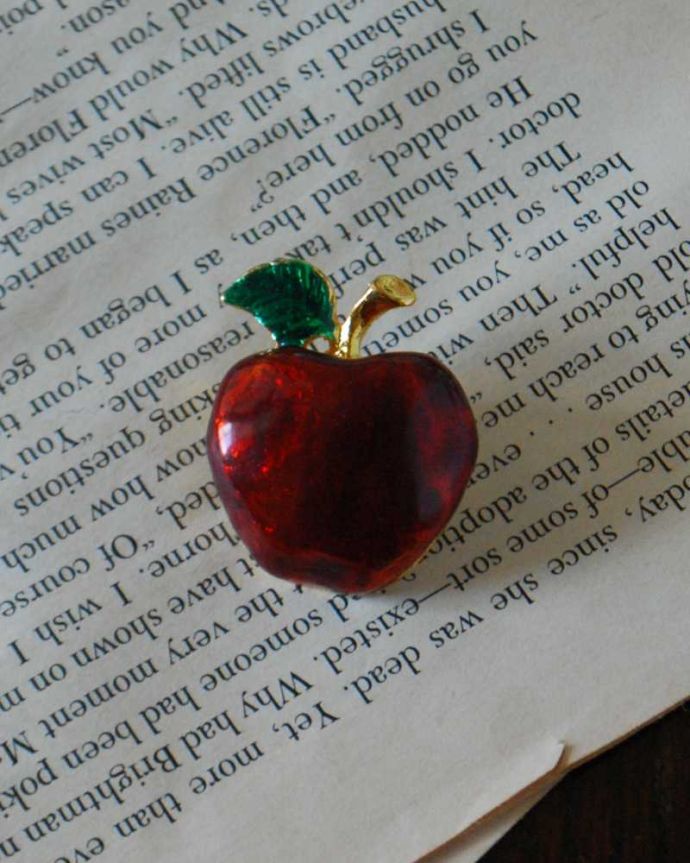 ツヤッツヤに輝く真っ赤なリンゴのモチーフ、アンティークのブローチ