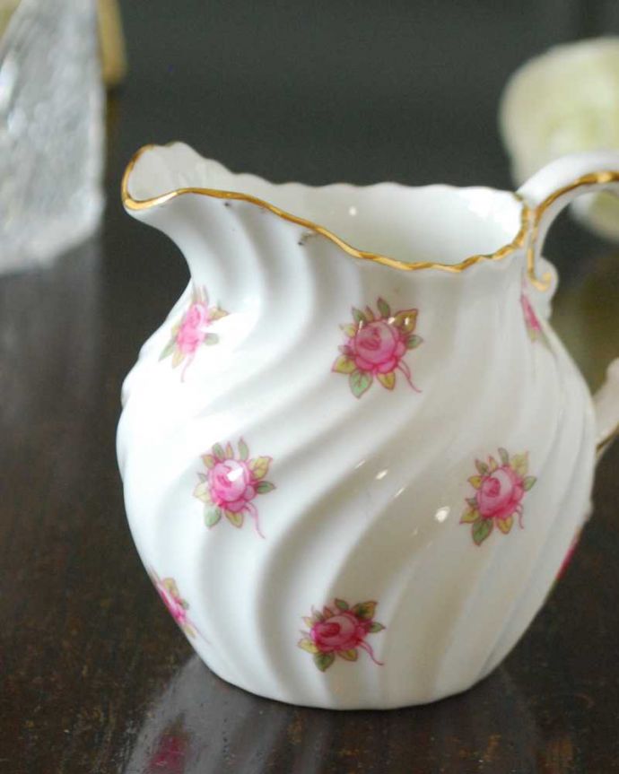アンティーク 陶磁器の雑貨　アンティーク雑貨　ミニ薔薇が可愛い英国アンティークのミルクポット（エインズレイ窯）。お茶の時間に欠かせないミルクピッチャー紅茶を愛する英国のお茶の時間に欠かせないミルクティーのために作られた陶磁器のミルクピッチャー。(m-3025-z)