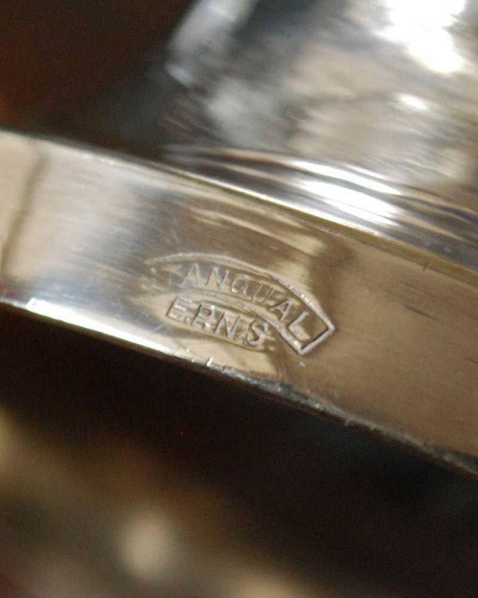 アンティーク シルバー製　アンティーク雑貨　贅沢なアンティークシルバーの輝き、 英国シルバープレートのバスケット。裏側には品質の証刻印が入っています。(m-3034-z)