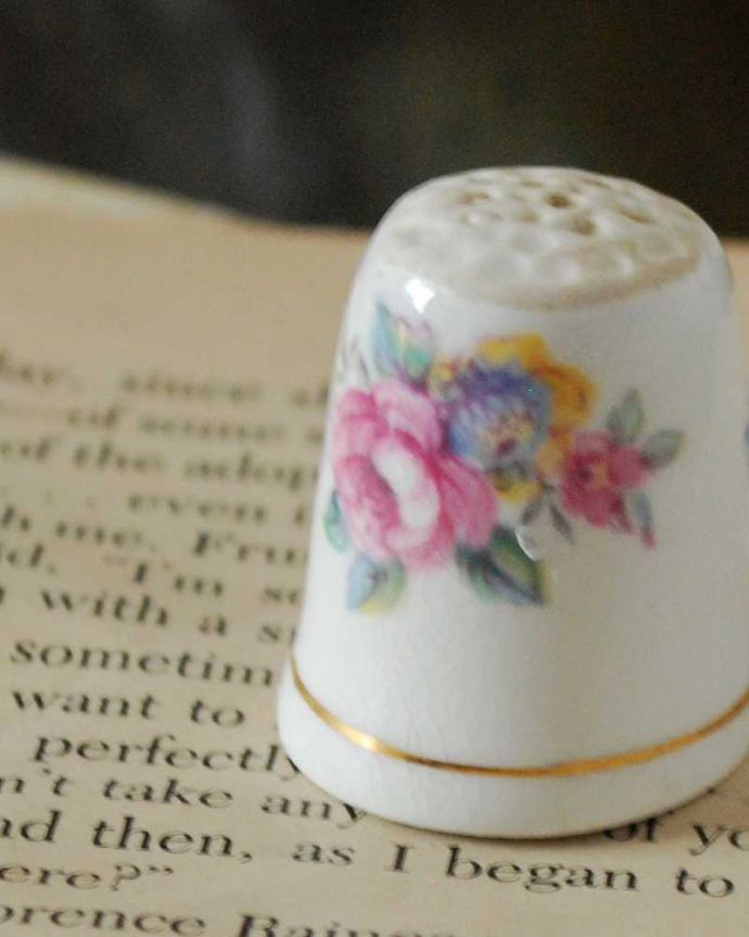 アンティーク 陶磁器の雑貨　アンティーク雑貨　お花のブーケが可愛い、イギリスで見つけたアンティークシンブル。幸運を呼ぶ女性のためのコレクションアイテムシンブルとは、上流階級の女性がたしなみとして行ったお裁縫の時に使った指ぬきのこと。(m-3035-z)