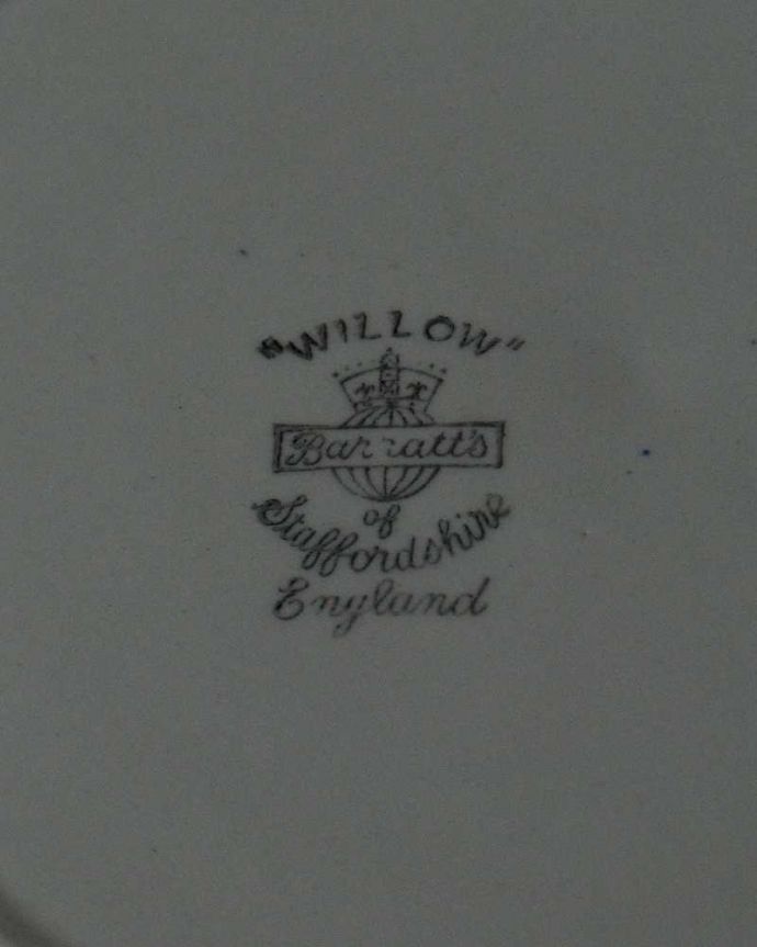 アンティーク 陶磁器の雑貨　アンティーク雑貨　英国伝統のウィローパターンが美しい、イギリス輸入のアンティークプレート。裏側には品質の証製造メーカー保証の意味がこもった窯印、ポーセリンマークがあります。(m-3048-z)