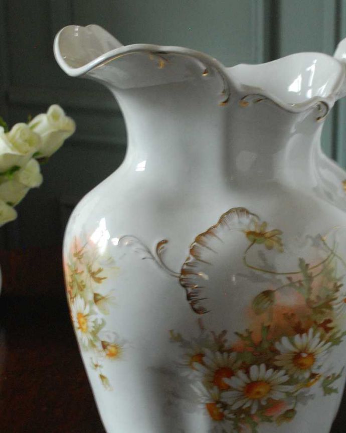 アンティーク 陶磁器の雑貨　アンティーク雑貨　デイジーが咲いている華やかなイギリス輸入のアンティークジャグ。普段の生活に華を添えてくれるアンティーク可愛い色で描かれたお花がロマンチックな雰囲気です。(m-3049-z)