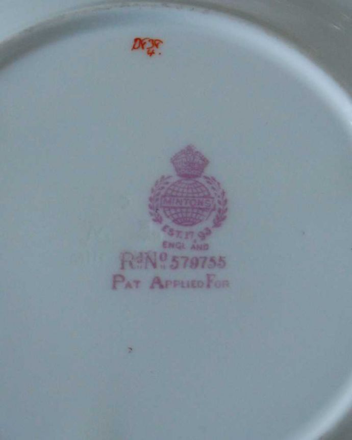 アンティーク 陶磁器の雑貨　アンティーク雑貨　ブルー×ピンクのローズガーランドのアンティークプレート（ミントン）。裏側には品質の証製造メーカー保証の意味がこもった窯印、ポーセリンマークがあります。(m-3053-z)