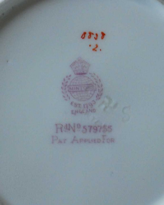 アンティーク 陶磁器の雑貨　アンティーク雑貨　ローズガーランドのミントンアンティークプレート。裏側には品質の証製造メーカー保証の意味がこもった窯印、ポーセリンマークがあります。(m-3054-z)