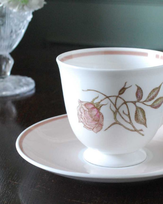 スージークーパー　アンティーク雑貨　ピンクのバラが美しいスージークーパーのアンティークカップ＆ソーサー。お守りと言う名前の付いた薔薇の花繊細で優美に咲く薔薇の花が美しい「タリスマン」お守りと言う名前らしく女性らしく見守ってくれている雰囲気のデザインです。(m-3059-z)