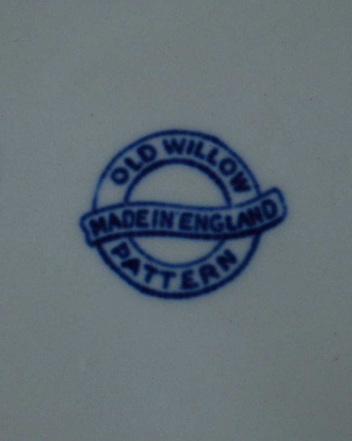 アンティーク 陶磁器の雑貨　アンティーク雑貨　イギリスで見つけたウィローパターンのアンティークバターディッシュ。裏側には品質の証製造メーカー保証の意味がこもった窯印、ポーセリンマークがあります。(m-3067-z)