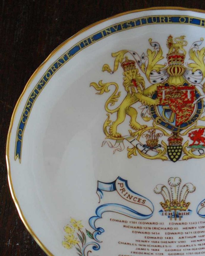 アンティーク 陶磁器の雑貨　アンティーク雑貨　イギリスの国章が美しい、エインズレイ社のアンティークミニコンポート。イギリスの国章が描かれた美しいお皿イングランドを象徴するライオンとスコットランドを象徴するユニコーンが盾を支えているデザインが美しい、英国アンティークの陶磁器。(m-3068-z)