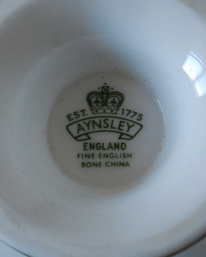 アンティーク 陶磁器の雑貨　アンティーク雑貨　イギリスの国章が美しい、エインズレイ社のアンティークミニコンポート。裏側には品質の証製造メーカー保証の意味がこもった窯印、ポーセリンマークがあります。(m-3068-z)