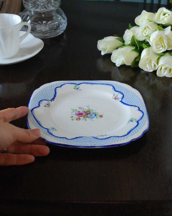 アンティーク 陶磁器の雑貨　アンティーク雑貨　ブルーのレース×お花のブーケのアンティークプレート（COLLINGWOOD）。飾って使って楽しむアンティーク実用的に一番使いやすいサイズ。(m-3072-z)