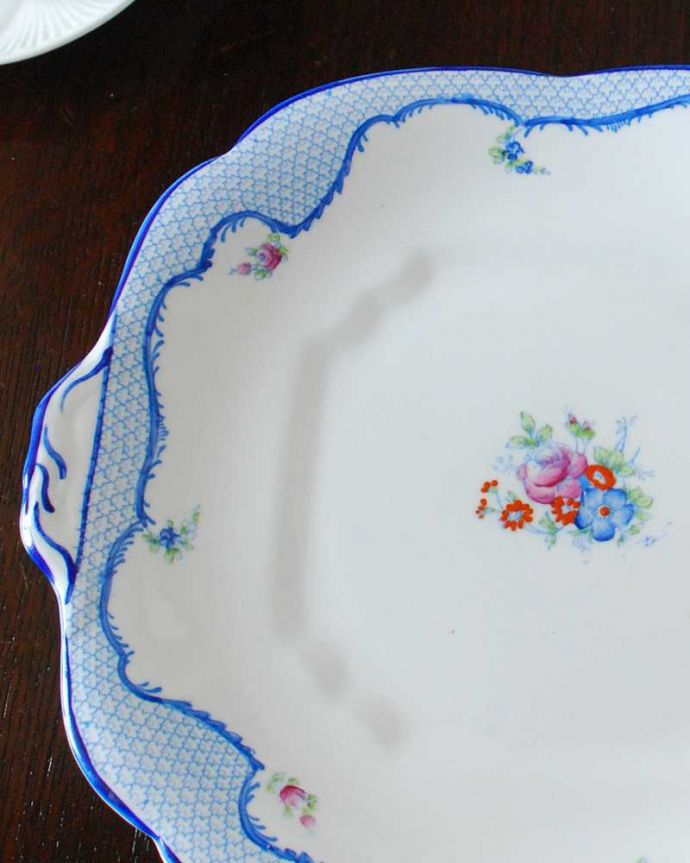 アンティーク 陶磁器の雑貨　アンティーク雑貨　ブルーのレース×お花のブーケのアンティークBBプレート（COLLINGWOOD）。ティータイムでバター付きのパンを置くための一枚Bread＆Butterプレート、通称B＆Bプレートと呼ばれるお皿。(m-3073-z)