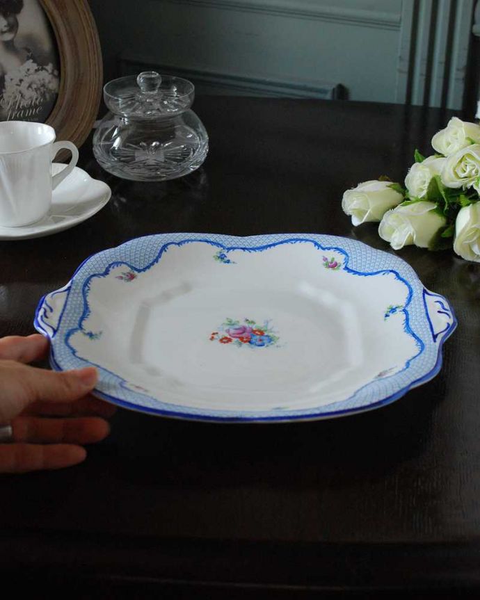 アンティーク 陶磁器の雑貨　アンティーク雑貨　ブルーのレース×お花のブーケのアンティークBBプレート（COLLINGWOOD）。現在も日常使いされるB＆Bプレートディナー皿代わりにも使える大きなサイズ。(m-3073-z)