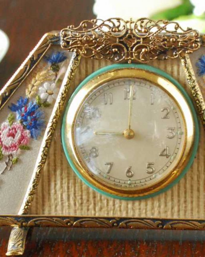 アンティーク 真鍮の雑貨　アンティーク雑貨　プチポワン時計。タイムスリップさせてくれる優しい文字盤アンティークの時計は、文字盤が何とも言えない優しい雰囲気です。(m-3074-z)