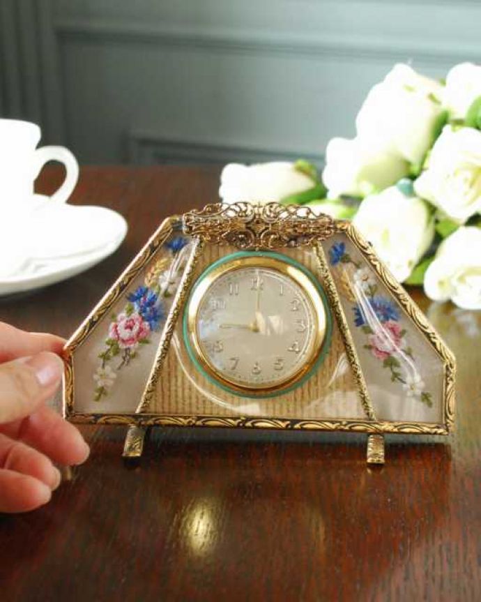 アンティーク 真鍮の雑貨　アンティーク雑貨　プチポワン時計。アンティークらしい独特のデザインアンティークなので多少のキズ・汚れがある場合があります。(m-3074-z)