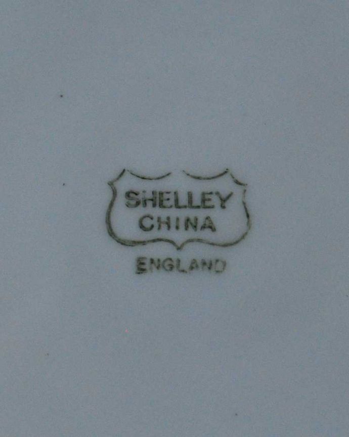 シェ―リー窯　アンティーク雑貨　リボンのガーランドが描かれたシェリー窯のアンティークプレート。裏側には品質の証1925年まで使われていたシェリーのバックスタンプです。(m-3086-z)