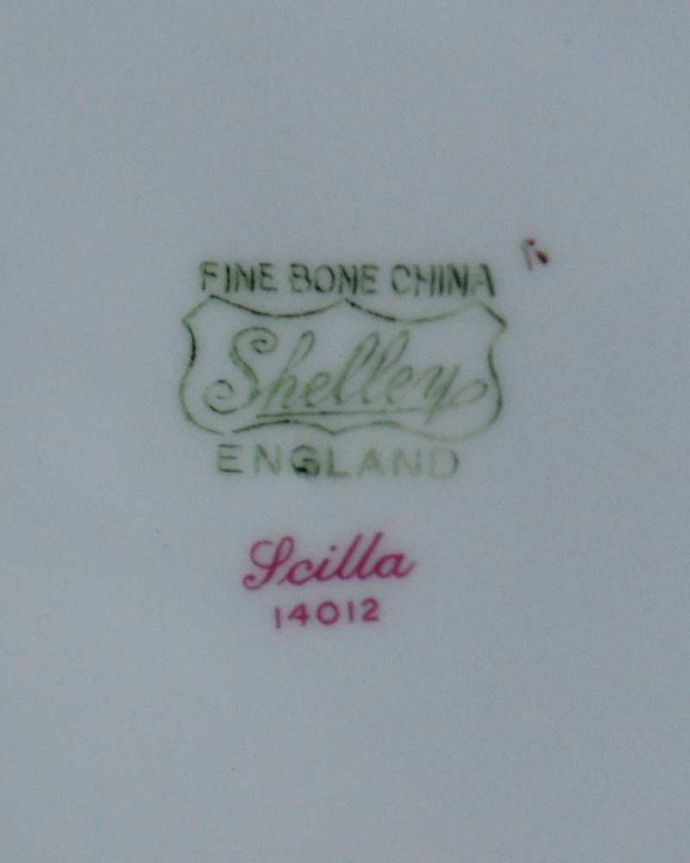 アンティーク雑貨 お花が美しいシェリー窯の小さなアンティークプレート。裏側には品質の証1945～1966年製造のシェリーのバックスタンプがあります。(m-3088-z)