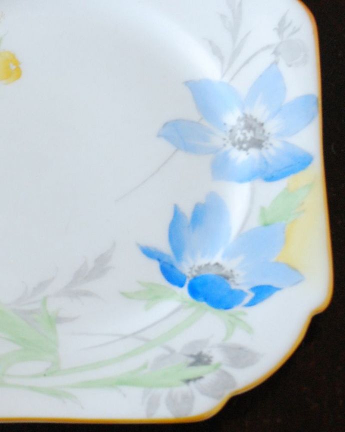 シェ―リー窯　アンティーク雑貨　ブルーの花が描かれたシェリー窯のアンティークプレート。実用的にも飾っても使える華やなアンティークのプレートお料理を盛り付けるためだけのものではなく、お客様をもてなすために観賞用の目的もあったので、アンティークのプレートは、まるで絵画のように美しい模様なんです。(m-3090-z)