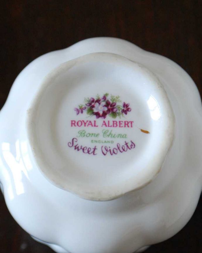アンティーク 陶磁器の雑貨　アンティーク雑貨　ロイヤルアルバート社すみれ柄アンティークミルクポット （Sweet Violet）。裏側には品質の証製造メーカー保証の意味がこもった窯印、ポーセリンマークがあります。(m-3100-z)