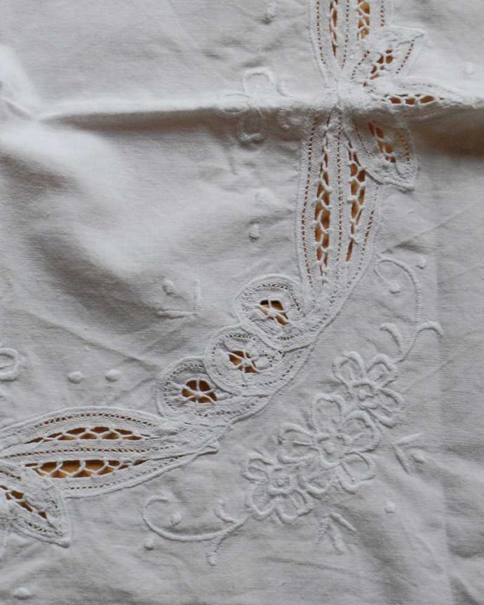 アンティーク 布製の雑貨　アンティーク雑貨　丸いかたちのフランスで見つけたアンティークテーブルクロス（お花）。一枚一枚手作業で丁寧に編み込まれています一つ一つ手作りで作られたアンティークのレース。(m-3105-z)