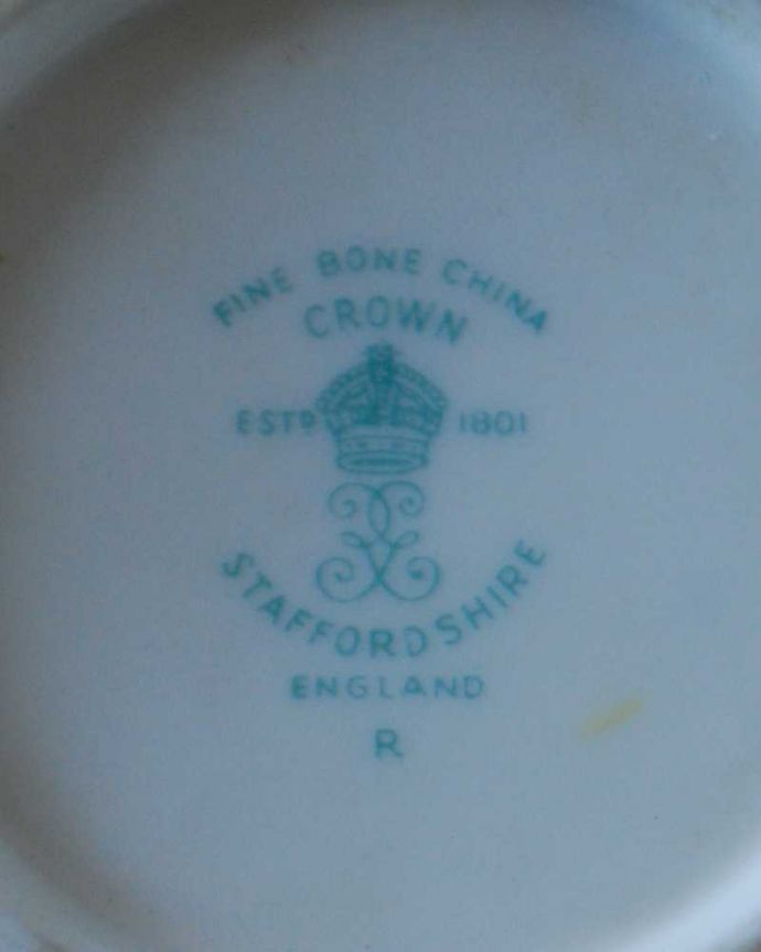 アンティーク雑貨 英国で見つけた陶磁器、クラウンスタッフォードシャーのアンティークシュガーボウル。裏側のポーセリンマーク製造メーカー保証の意味がこもった窯印、ポーセリンマークがあります。(m-3116-z)