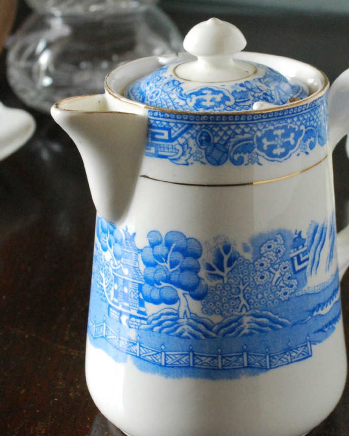 アンティーク 陶磁器の雑貨　アンティーク雑貨　英国伝統のウィローパターンが美しいアンティークのティーポット。青と白で描かれた恋物語19世紀初期のイギリスで大人気のウィローパターン。(m-3118-z)