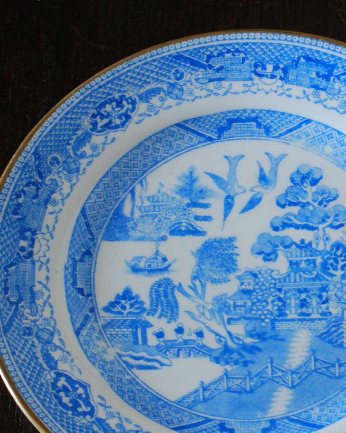 アンティーク 陶磁器の雑貨　アンティーク雑貨　英国伝統のウィローパターンが美しい、イギリスで見つけた小さなアンティークプレート 。青と白で描かれた恋物語19世紀初期のイギリスで大人気のウィローパターン。(m-3120-z)