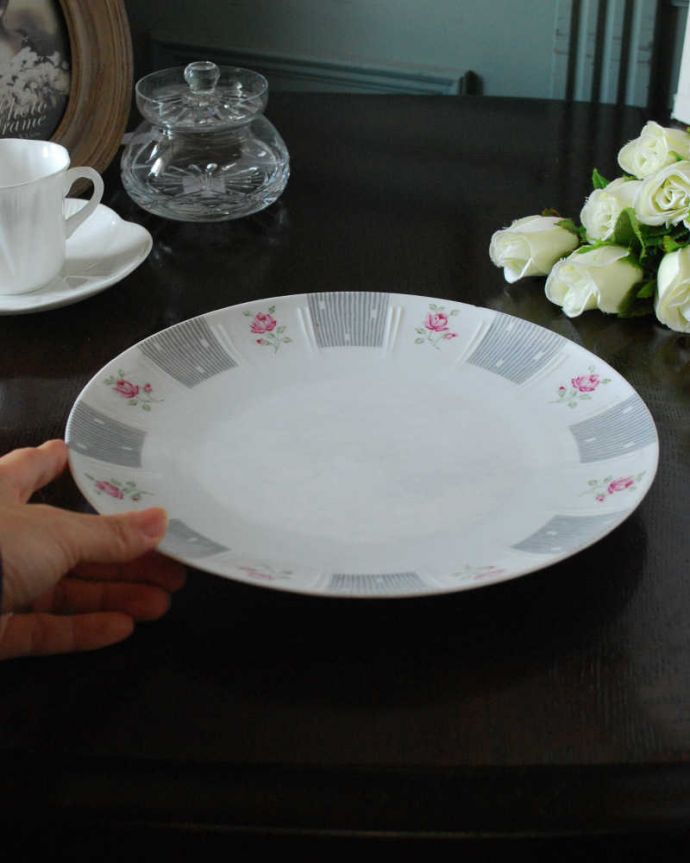 アンティーク 陶磁器の雑貨　アンティーク雑貨　ヴィンターリング社のピンクの薔薇のアンティークプレート（Winterling）。飾って使って楽しむアンティーク食卓で使うのはもちろん、作品として飾っておくコレクターも多いアンティークのディナープレートです。(m-3124-z)
