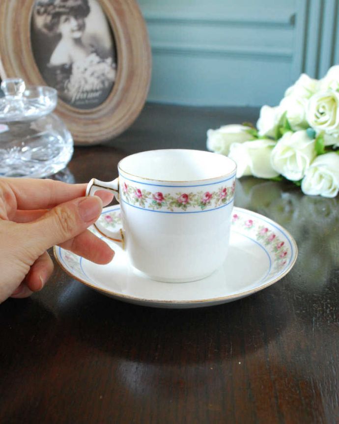 アンティーク 陶磁器の雑貨　アンティーク雑貨　ミニ薔薇が可愛い英国アンティークのカップ＆ソーサー(ハロッズ)。お茶の時間をもっと優雅に･･･眺めているだけじゃもったいないので、実用的に使って下さい。(m-3126-z)