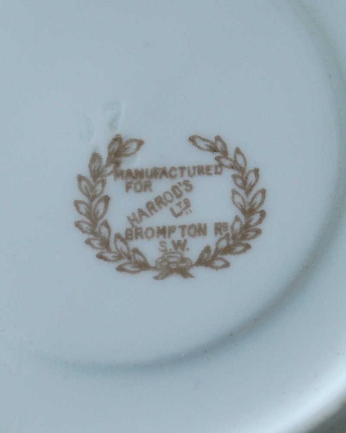 アンティーク 陶磁器の雑貨　アンティーク雑貨　ミニ薔薇が可愛い英国アンティークのカップ＆ソーサー(ハロッズ)。裏側には品質の証製造メーカー保証の意味がこもった窯印、ポーセリンマークがあります。(m-3126-z)
