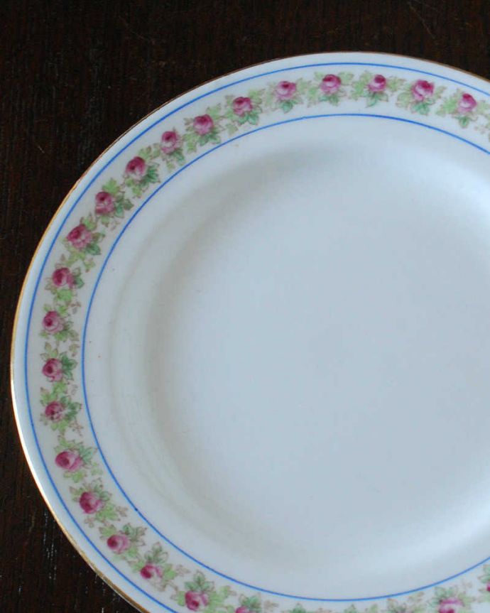 アンティーク 陶磁器の雑貨　アンティーク雑貨　ミニ薔薇が可愛い英国アンティークのプレート(ハロッズ)。一番使いやすいサイズのパンプレート食事の時、パンを乗せるために使われるプレートは、一番使いやすく実用的な大きさ。(m-3127-z)