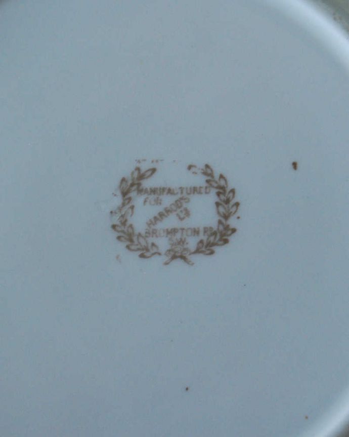 アンティーク 陶磁器の雑貨　アンティーク雑貨　ミニ薔薇が可愛い英国アンティークのプレート(ハロッズ)。裏側には品質の証製造メーカー保証の意味がこもった窯印、ポーセリンマークがあります。(m-3127-z)