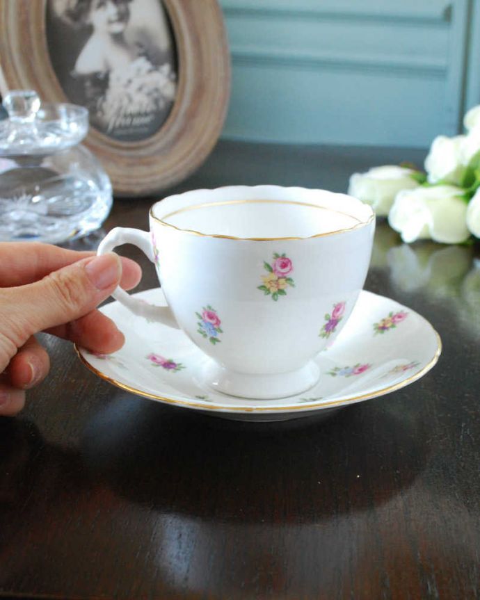 アンティーク 陶磁器の雑貨　アンティーク雑貨　英国のお花の陶磁器、サザーランドのアンティークカップ＆ソーサー。お茶の時間をもっと優雅に･･･眺めているだけじゃもったいないので、実用的に使って下さい。(m-3128-z)