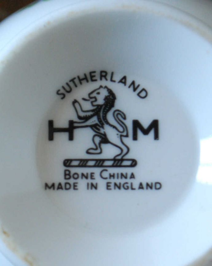 アンティーク 陶磁器の雑貨　アンティーク雑貨　英国のお花の陶磁器、サザーランドのアンティークカップ＆ソーサー。裏側には品質の証製造メーカー保証の意味がこもった窯印、ポーセリンマークがあります。(m-3128-z)