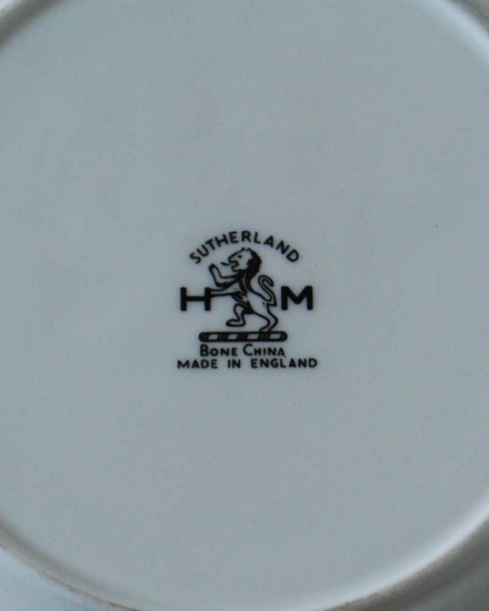 アンティーク 陶磁器の雑貨　アンティーク雑貨　英国のお花の陶磁器、サザーランドのアンティークプレート。裏側には品質の証製造メーカー保証の意味がこもった窯印、ポーセリンマークがあります。(m-3129-z)